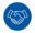 Weißer Umriss von zwei sich schüttelnden Händen, die einen Händedruck symbolisieren, zentriert in einem vollen blauen Kreis auf weißem Hintergrund.