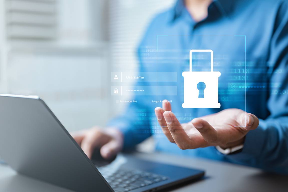Eine Person in einem blauen Hemd arbeitet an einem Laptop und hält ein digitales Symbol eines Vorhängeschlosses, das Online-Sicherheit und Datenschutz symbolisiert, mit schwebenden Login-Grafiken im Vordergrund.